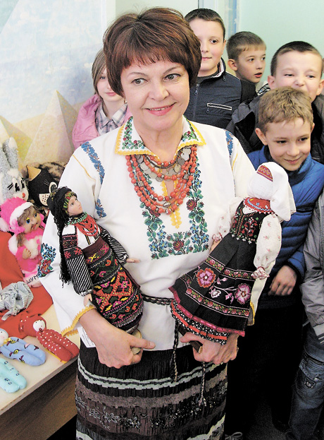 Людмила Павлова з нещодавно створеними ляльками в лемківському народному одязі та у вбранні, яке носять у Борщівському районі на Тернопіллі. Фото автора
